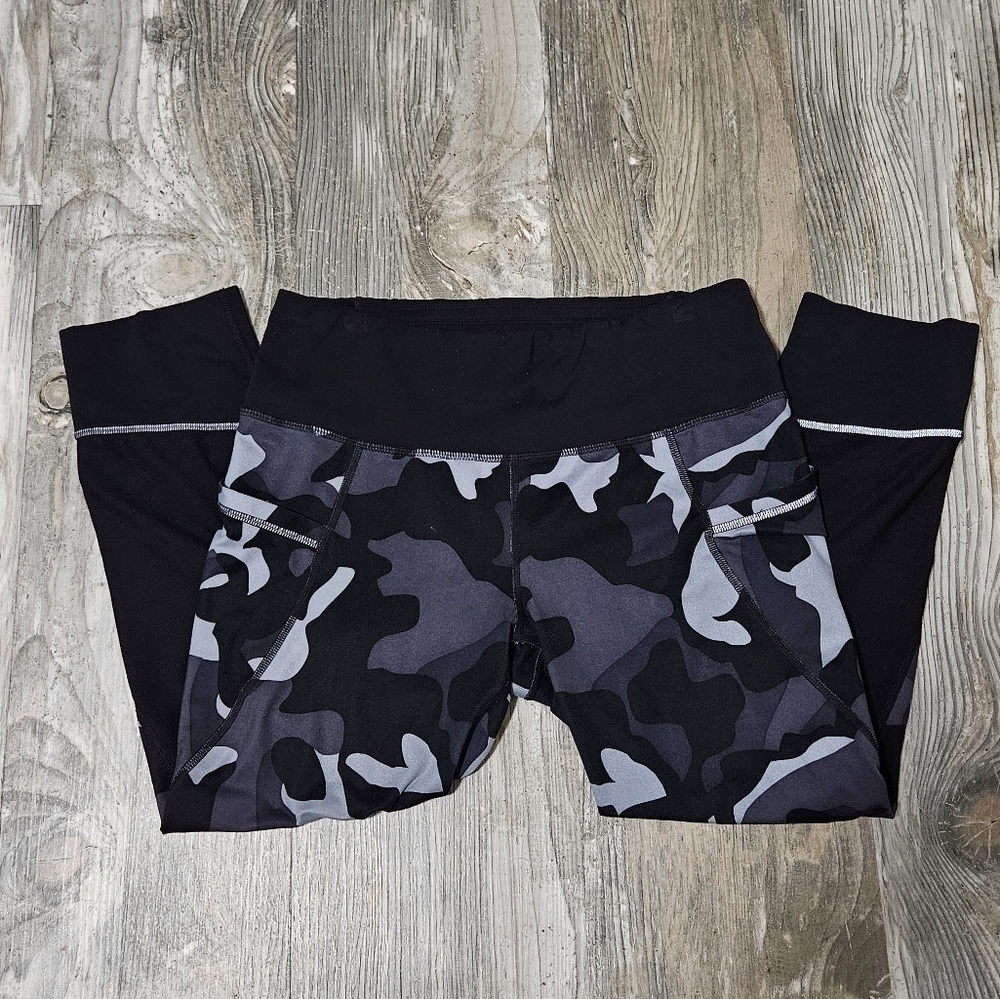 Athleta camo printed cropped leggings size medium